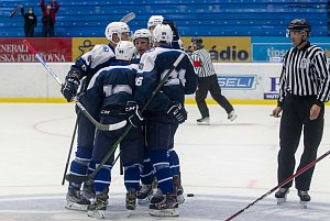 Hokejisté Škody Plzeň vyhráli na Slavii 4:2, na snímku uprostřed se v chumlu spoluhráčů raduje z gólu Tomáš Mertl.