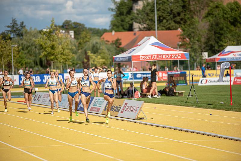 Anna Suráková (třetí v pořadí).