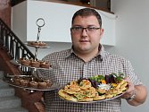 Kuchař Martin Havlík doplní barokní festival dobovou kuchyní.  Na tácu vpravo jsou  koláčky s pravým račím masem
