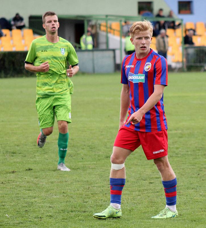 Fotbalisté FC Viktoria Plzeň B (červenomodří) vyhráli v Sokolově 1:0 díky brance Jedličky z 63. minuty utkání.