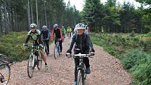 Takový peloton cyklistů se v Brdech  jen tak k vidění nebývá. Jelo nás na šest desítek, cyklisté všech generací včetně dětí.