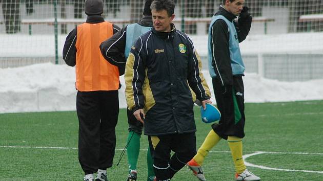 Fotbalisté druholigového Baníku Sokolov nabírají tento týden kondici při soustředění ve Zruči u Plzně. Na snímku je trenér Stanislav Purkart (v popředí) s týmem při včerejším tréninku