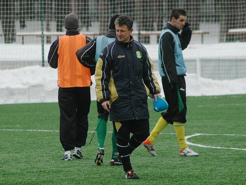 Fotbalisté druholigového Baníku Sokolov nabírají tento týden kondici při soustředění ve Zruči u Plzně. Na snímku je trenér Stanislav Purkart (v popředí) s týmem při včerejším tréninku