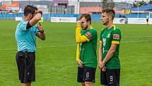 7. kolo FORTUNA ČFL, skupina A: FK ROBSTAV Přeštice (na snímku fotbalisté ve žlutých dresech) - FK Baník Sokolov 0:2.