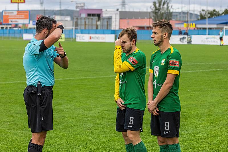 7. kolo FORTUNA ČFL, skupina A: FK ROBSTAV Přeštice (na snímku fotbalisté ve žlutých dresech) - FK Baník Sokolov 0:2.