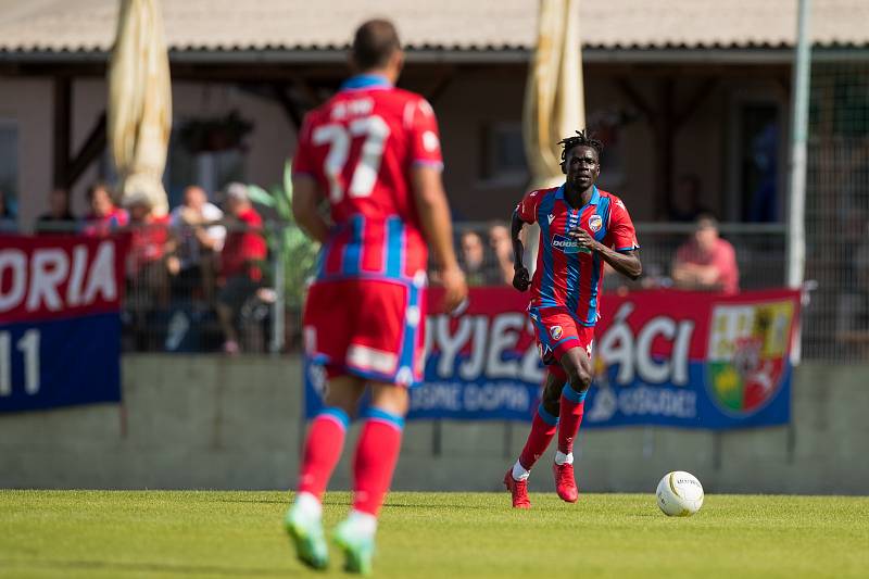 Senegalský záložník Modou Ndiaye v přípravném zápase s Příbramí v Přešticích.