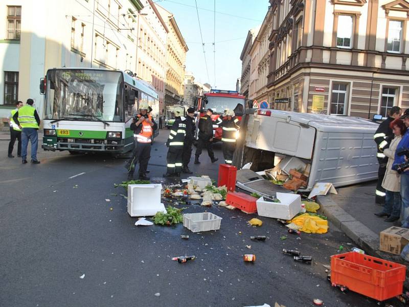 V odpoledních hodinách došlo k nehodě trolejbusu a dodávky na rohu ulic Tylova a Skrétova. Náraz dodávku převrátil na bok. Trolejbusová doprava musela být v tomto místě zastavena