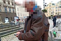 54letý Plzeňan si už dopoledne udělal dýchánek na náměstí Republiky, který vyšperkoval močením na veřejnosti.