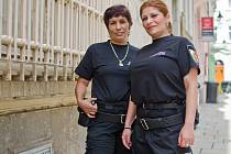 Monika Kotlárová a Renata Tišerová působí jako asistentky prevence kriminality. Pohybují se například v problémové lokalitě  v Plachého a Korandově ulici