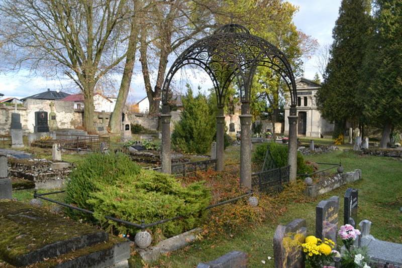 Soubor rodinných hrobek na hřbitově ve Stříbře.