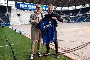 Fotbalový záložník Pavel Bucha pózoval s agentem Viktorem Kolářem na stadionu FC Cincinnati.