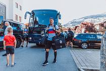 Fotbalisté Viktorie Plzeň včera dorazili do rakouského Westendorfu v Tyrolsku, kde je čeká tréninkový a herní kemp v závěrečné fázi přípravy. Na snímku je záložník Lukáš Kalvach, vzadu vlevo brankář Marián Tvrdoň.