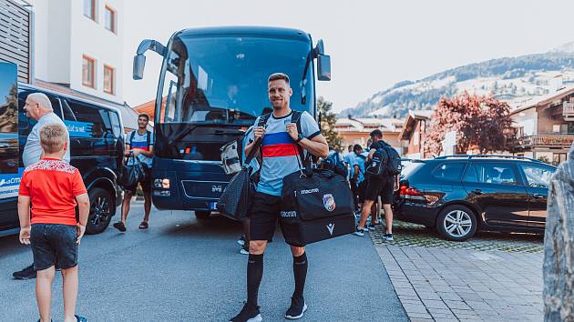Fotbalisté Viktorie Plzeň včera dorazili do rakouského Westendorfu v Tyrolsku, kde je čeká tréninkový a herní kemp v závěrečné fázi přípravy. Na snímku je záložník Lukáš Kalvach, vzadu vlevo brankář Marián Tvrdoň.