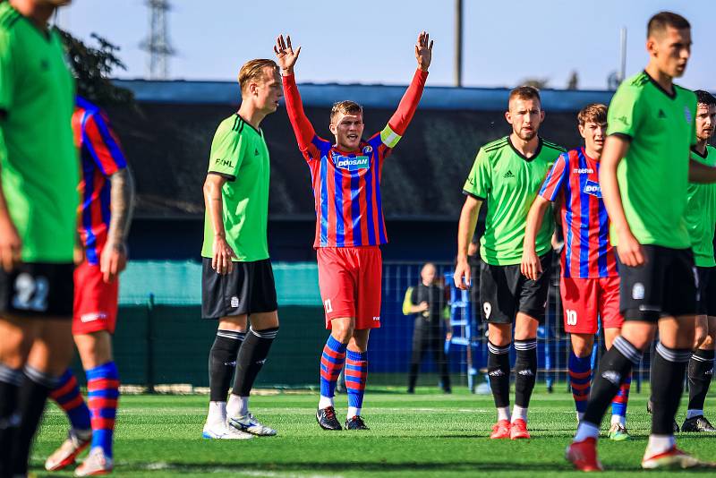 Fotbalisté rezervy Viktorie Plzeň (na archivním snímku hráči v červenomodrých dresech) v neděli jen remizovali s Admirou Praha 1:1.