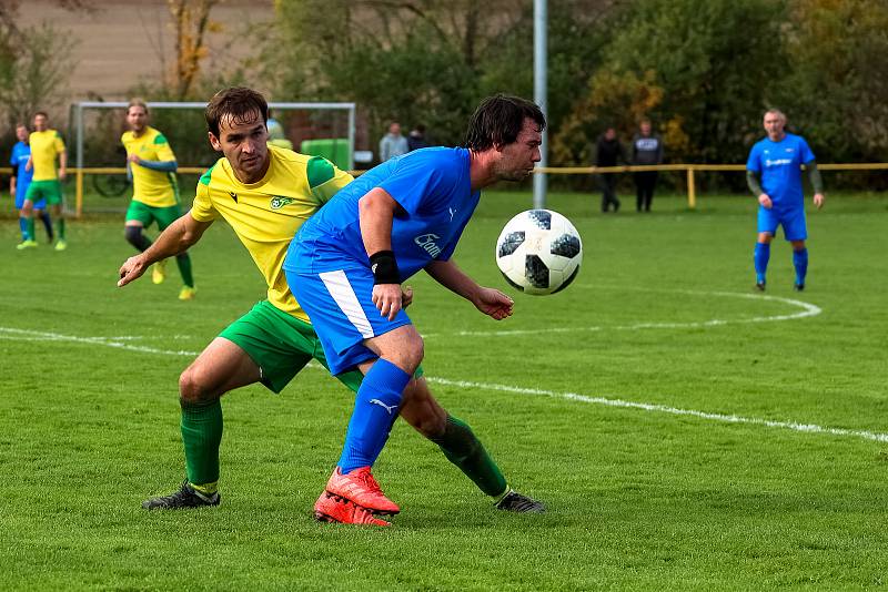 Na jihu Plzeňska podlehly Lužany (na snímku ve žlutých dresech) Dvorci vysoko 0:6 (v modrém).