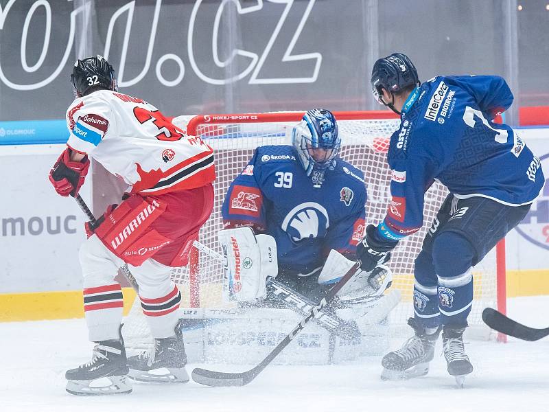 Gólman Dominik Pavlát kryje jednu z olomouckých šancí.