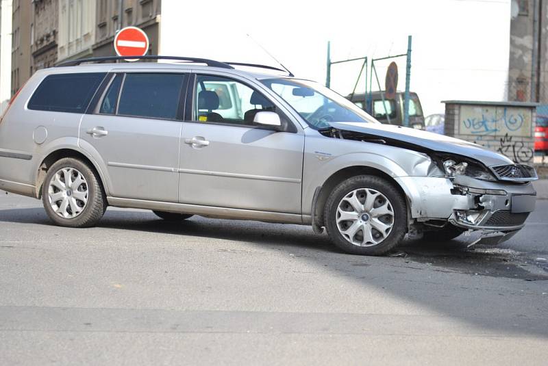 Dopolední nehoda dvou aut na křižovatce ulic Bendova a Skrétova v Plzni
