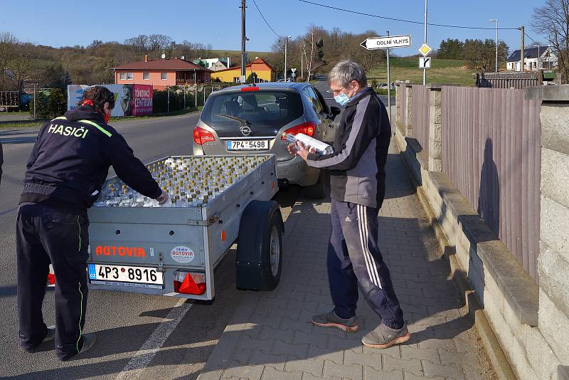 Dezinfekci zdarma pro všechny občany se podařilo zajistit vedení městské části Plzeň Malesice. Roztok z transportní nádrže stáčeli místní hasiči do PET lahví, které pak se starostou rozvezli do všech domů v obci.