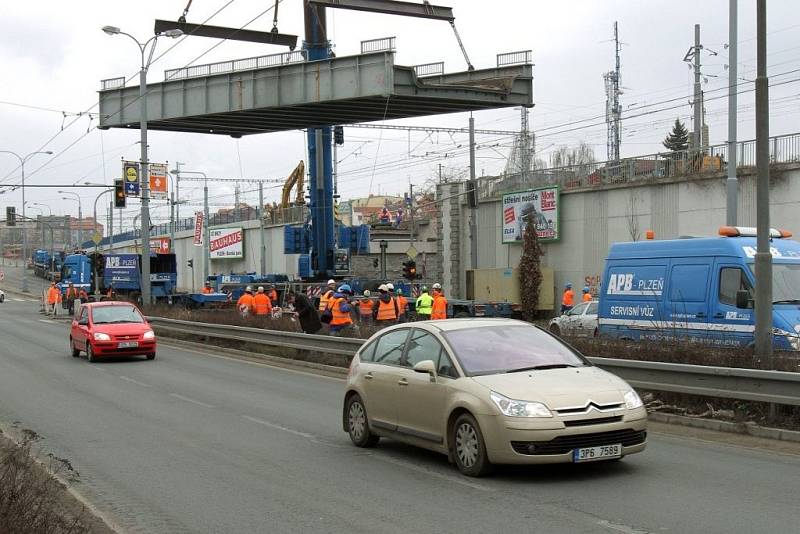 Starý železniční most v plzeňské Prokopově ulici dnes odpoledne rozebírali dělníci a na místě šestasedmdesátitunového kolosu vyroste nový most. 