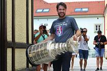 Hokejista Pavel Francouz, plzeňský rodák a současný hráč týmu Colorado Avalanche přivezl v pátek 22. července do Plzně ukázat pohár pro vítěze NHL, jednu z nejslavnějších sportovních trofejí světa, hokejový Stanley Cup.