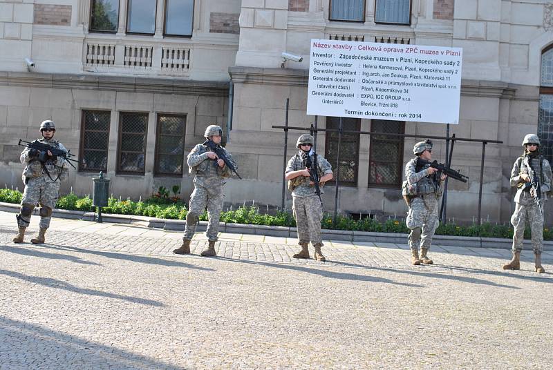 Populární zombie walk má za sebou další ročník. Na sto třicet účastníků prošlo Plzní, přímo během Dne Meliny Mercouri.