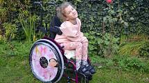 Danielka z Vochova trpí závažným onemocněním a v šesti letech dosud nechodí, i tak má dva sny - být baletkou a umět jezdit na kolečkových bruslích.