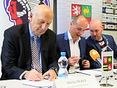 Deklaraci o spolupráci ve středu podepsali (zleva) hejtman Václav Šlajs, generální manažer Martin Straka a sportovní manažer Tomáš Vlasák.