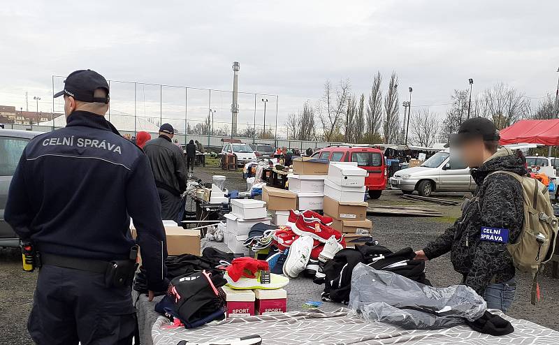 Při kontrolní akci zadrželi plzeňští celníci u trhovců opět padělané zboží.