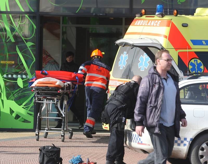 V plzeňském obchodním centru Plaza ve čtvrtek spadla stropní konstrukce v prostoru multikina