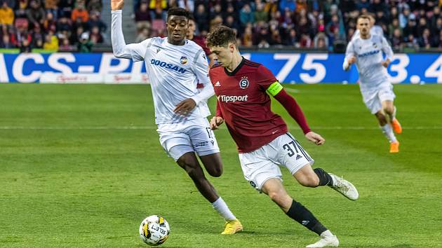Nigerijský útočník Rafiu Durosinmi vstřelil ve středu na Spartě první ligový gól v dresu Viktorie Plzeň, ale po porážce 1:2 z něho velkou radost neměl.