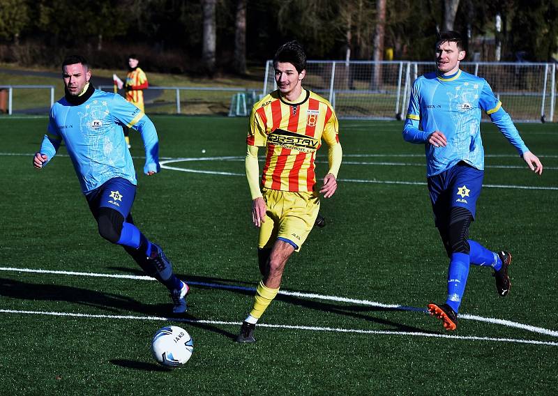 Zimní příprava: Junior Strakonice - FK Nepomuk (na snímku fotbalisté v modrých dresech) 6:2 (4:0).