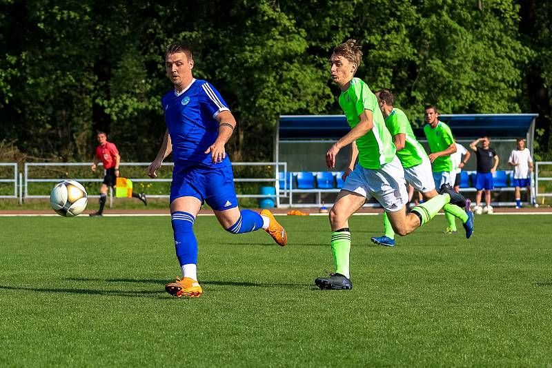 Fotbalisté TJ Sušice (na archivním snímku hráči v modrých dresech) deklasovali domácí Křimice 8:3 a upevnili si první místo v tabulce.