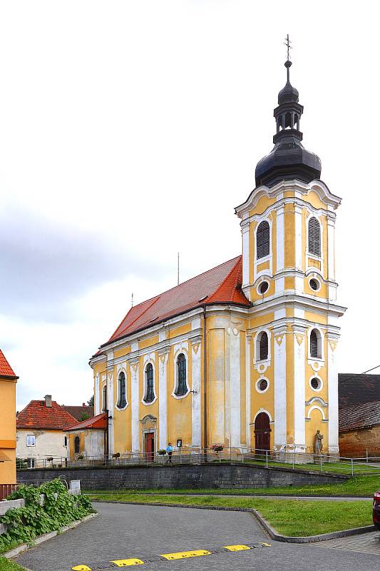 Mezinárodní skupina dobrovolníků pomáhá v Kozolupech s údržbou kostela sv. Štěpána a revitalizací sadu v rámci tzv. workcampu. Čistí sochy, myjí dlaždice, natírají trámy, brousí lavice. Pomoc dobrovolníků přivítali v Kozolupech už podruhé.