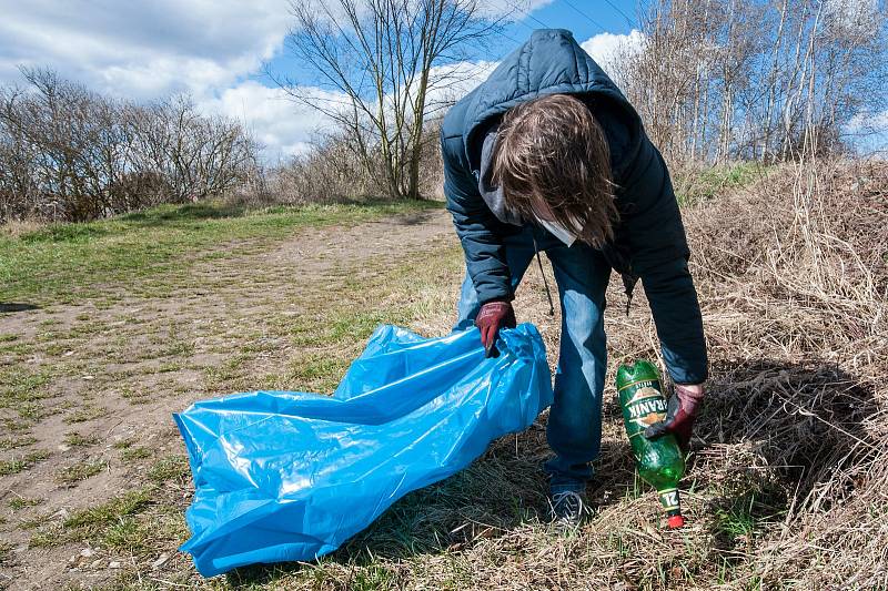 Dobrovolníci Trash Hero uklízí v okolí Mže.