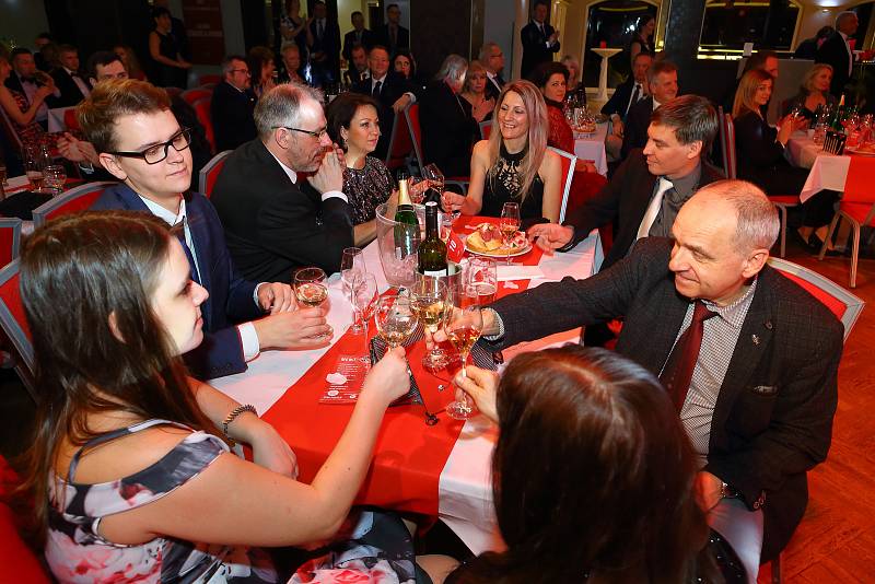 Ples Fakultní nemocnice Plzeň v plzeňském Parkhotelu.