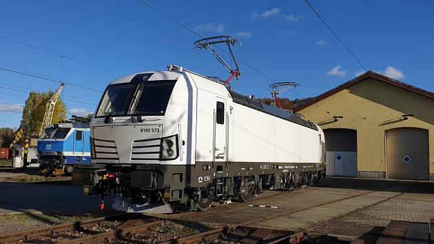 Lokomotiva Siemens Vectron, č. 193.573, si v premiéru v ostrém provozu odbyla na trati z Prahy do Chebu.