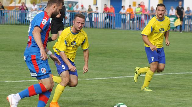 Radim Řezník z Viktorie Plzeň (vlevo) útočí v utkání s divizní Doubravkou.