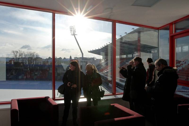 Průhled z denní místnosti fotbalové akademie ze  severní věže stadionu na viktoriánský trávník.