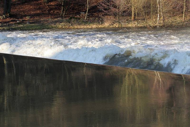 Čtvrteční déšť zvedl hladiny řek v Plzni. Berounka v Bukovci