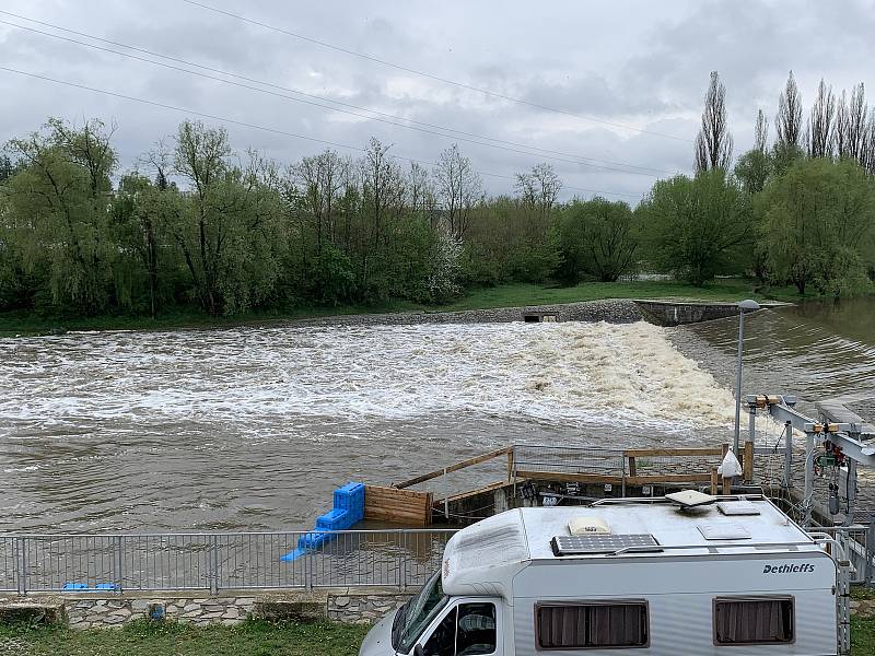 Zvýšená hladina řeky Radbuzy pod plzeňským Škoda sport parkem.