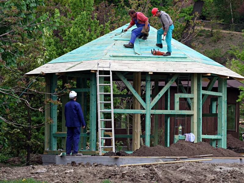 Výstavba nových pavilonů v zoo. Na nová místa se nastěhují žirafy a nosorožci