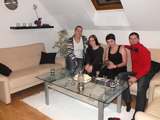  Manželé Bílkovi ze Štěnovic poskytují nocleh  cizincům, kteří přijedou poznávat Plzeň. Na snímku jsou s Němkami Paulinou a Frostinou (na snímku uprostřed).