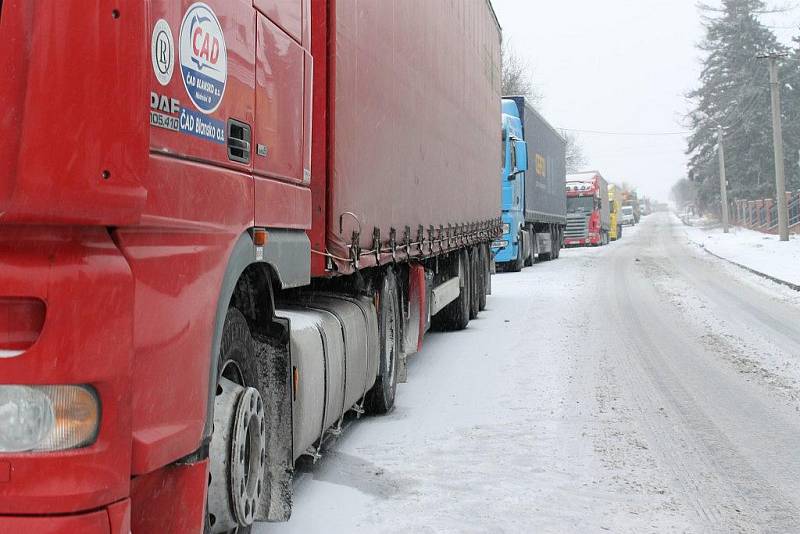 Nehoda nákladního automobilu v úterý ráno zablokovala průjezd jihoplzeňskými Kasejovicemi