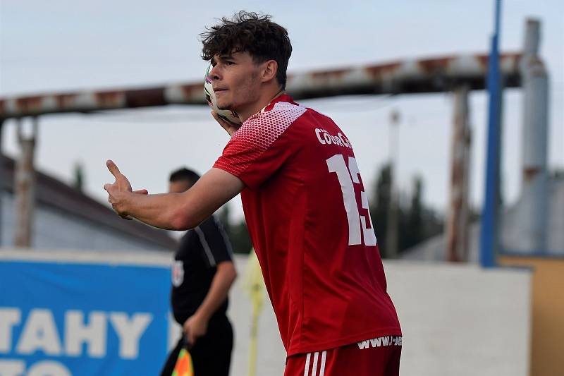 2. kolo FORTUNA divize A: SK SENCO Doubravka (žlutí) - SK Petřín Plzeň (hráči v červených dresech) 3:3 (1:1).