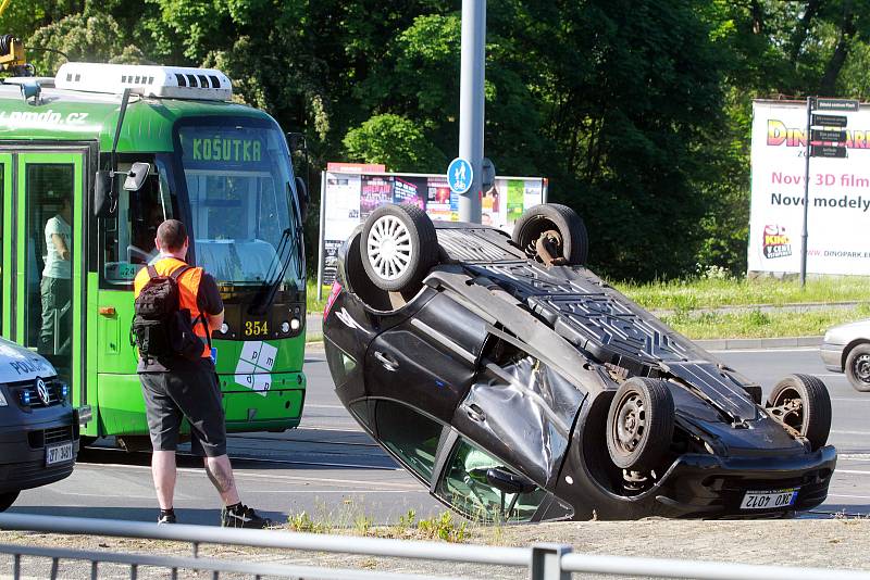 Nehoda auta s tramvají na Karlovarské v Plzni