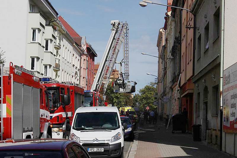 Požár bytového domu ve Farského ulici v Plzni