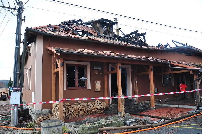 Oblíbenou restauraci Angusfarm v Soběsukách u Nepomuku zničil požár.