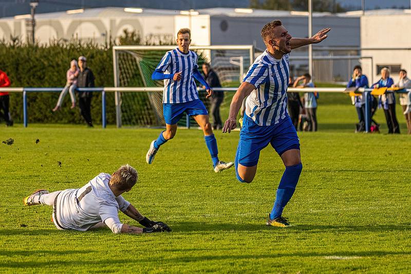 Fotbalisté FK Okula Nýrsko (na archivním snímku hráči v modrobílých dresech) jedou do Chlumčan, Nepomuk (růžové dresy) čeká konfrontace s Chrástem u Plzně.