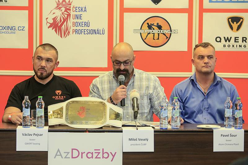 Václav Pejsar (vlevo) a Pavel Šour před bitvou  o mistrovský titul (2017) v těžké váze boxerů profesionálů.