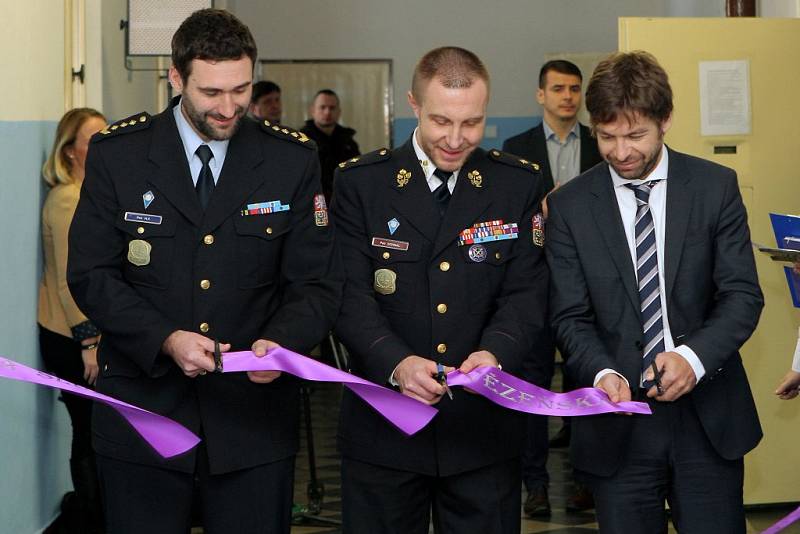 Ředitel věznice Bory Petr Vlk (vlevo), generální ředitel Vězeňské služby České republiky Petr Dohnal (uprostřed) a ministr spravedlnosti Robert Pelikán (vpravo)